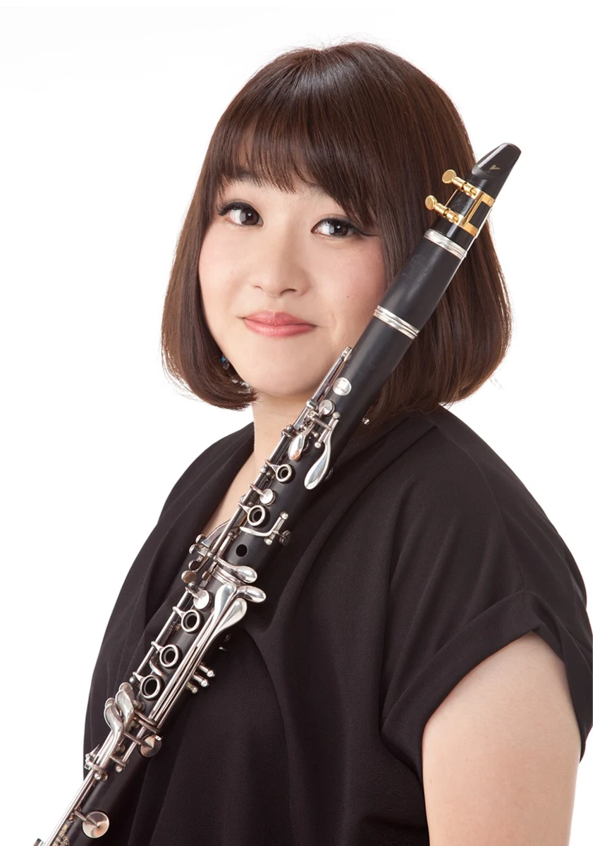 クラリネットを持つ川畑麻衣子さん