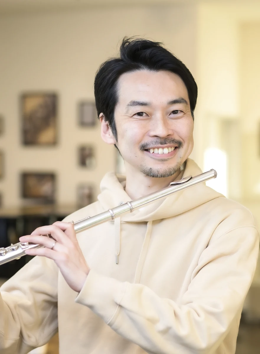 フルートを持つ高橋一泰さん