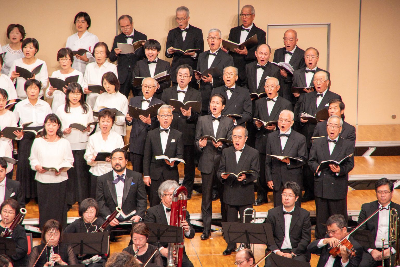 2023年の第九公演で歌う男声合唱の皆さん