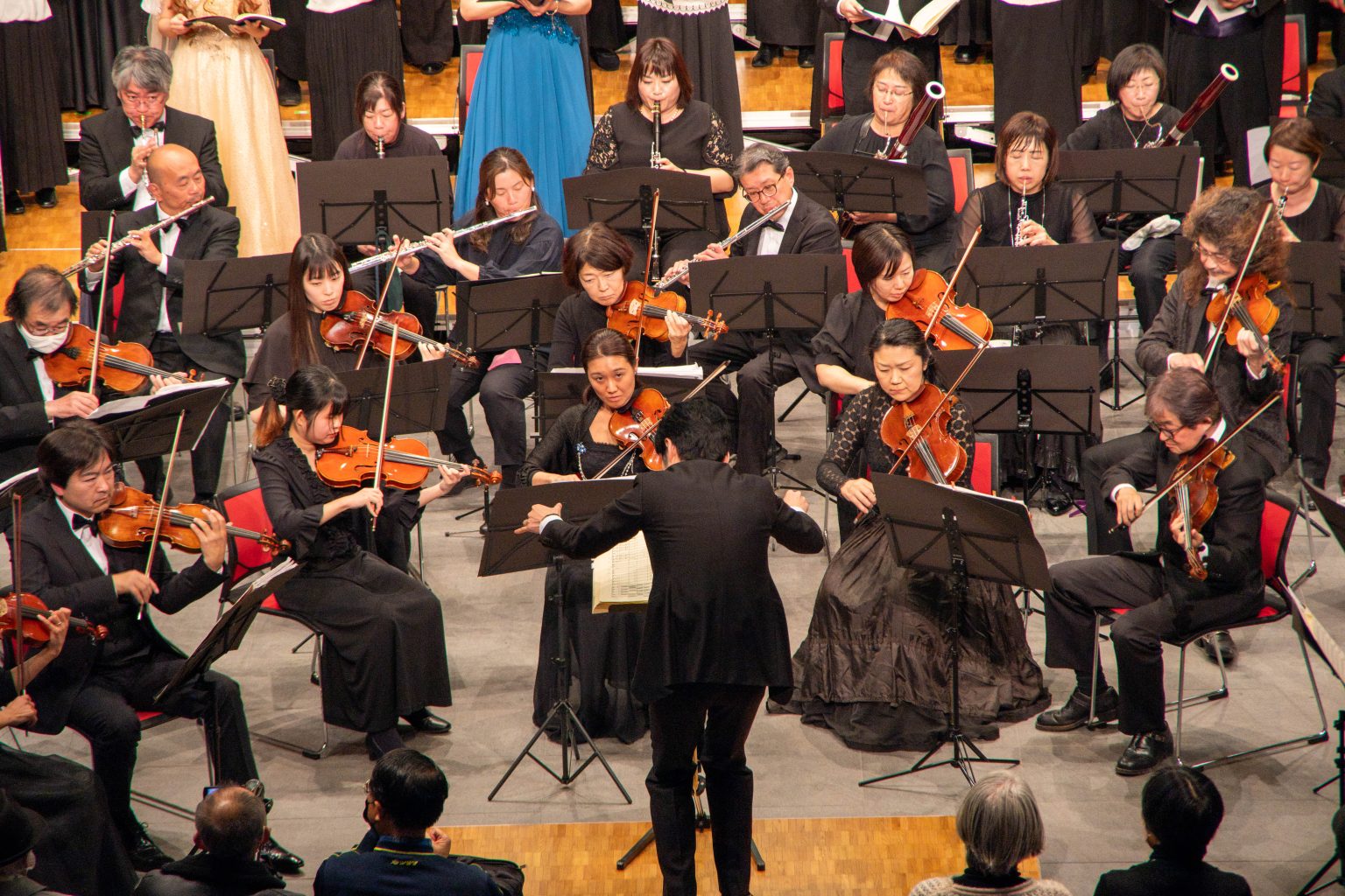 2023年の第九公演の弦楽器奏者と指揮者